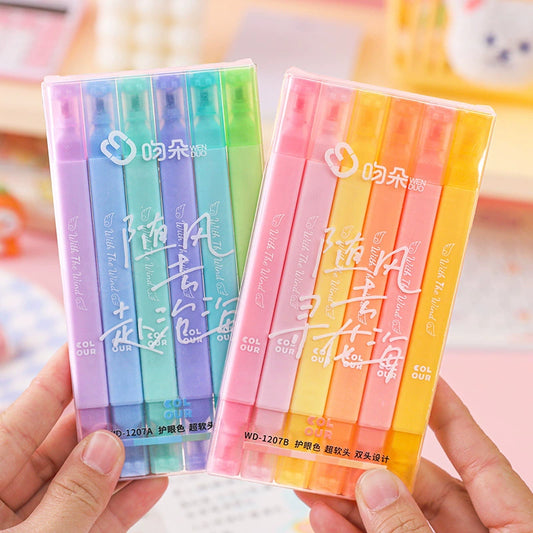 Double-ended highlighters, a set of colored graffiti pens for students, in light colors, used as marker pens for highlighting key points。